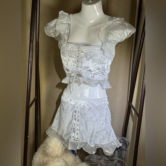 Elegant White Ruffled Bikini Set - Picture 2 of 5